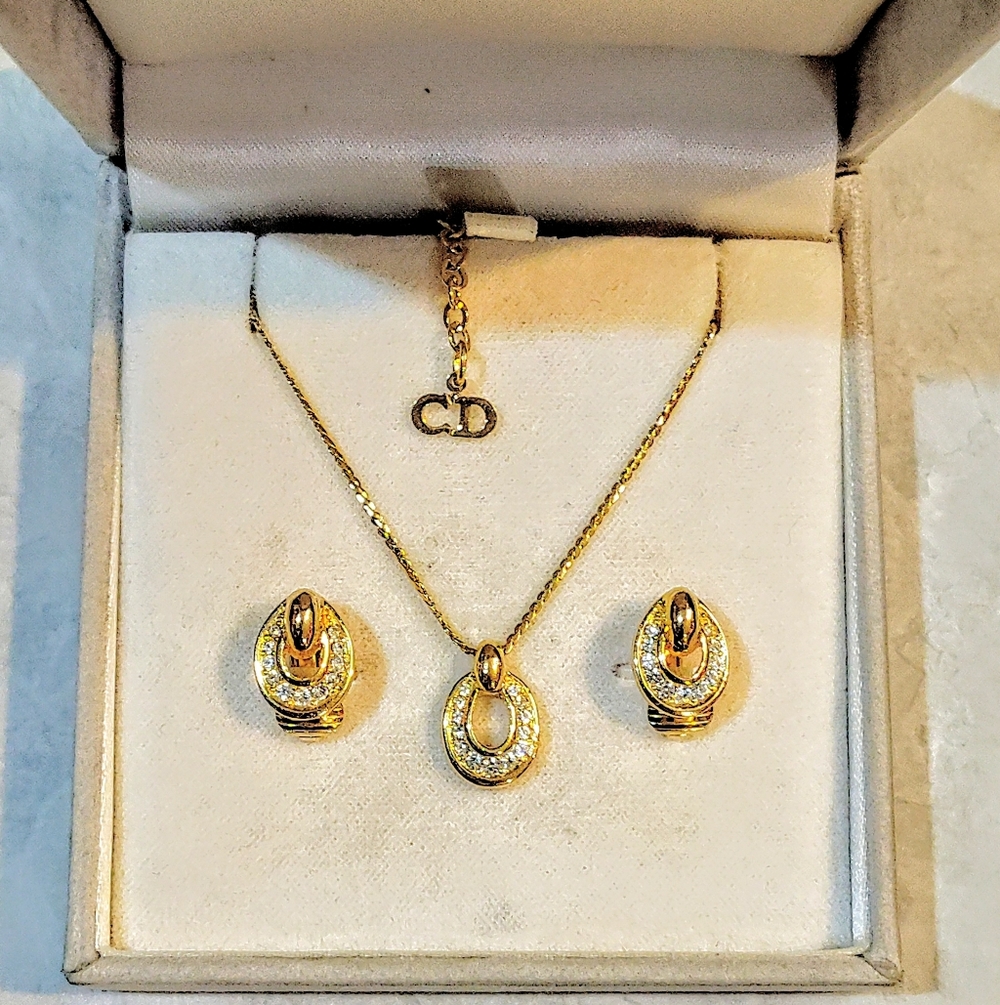 CHRISTIAN DIOR 18K GOLD PLATED DIOR NECKLACE & CLIP ON EARRINGS SET IN BOX - Picture 9 of 14